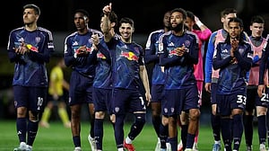 Leeds, Burnley close on promotion to Premier League