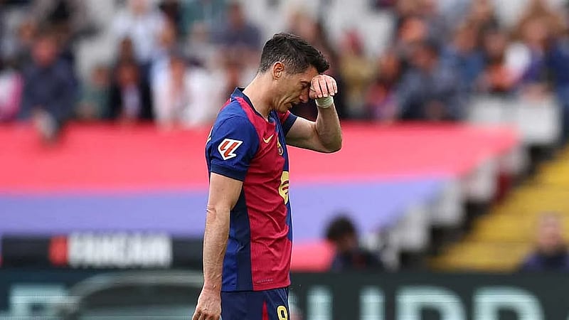 Barcelona's Lewandowski suffers hamstring injury