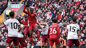 Liverpool leave it late to close in on title, Man Utd lose again