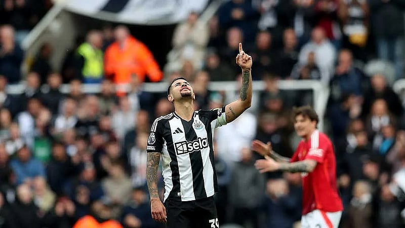 Newcastle dedicate win over Man United to ailing Howe