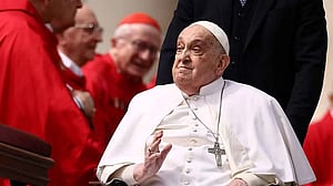 Pope Francis makes brief appearance after Palm Sunday service