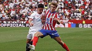 Atletico back to winning ways with last-gasp 2-1 victory at Sevilla