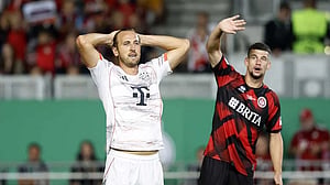 Bayern out to forget Cup blip, promoted Hamburg ready for derby against St Pauli