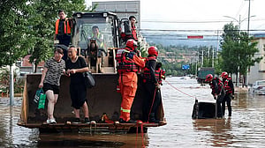 Beijing on top alert for heavy rain, tells residents to avoid going out