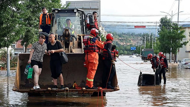 Beijing on top alert for heavy rain, tells residents to avoid going out