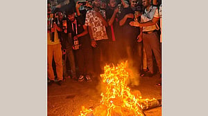 BGCS burns effigy at DU over BNP leader Fazlur’s ‘disgraceful’ remarks on July Uprising
