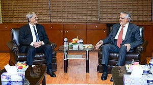 Mirza Fakhrul meets with visiting Pakistan Foreign Minister Ishaq Dar in Dhaka