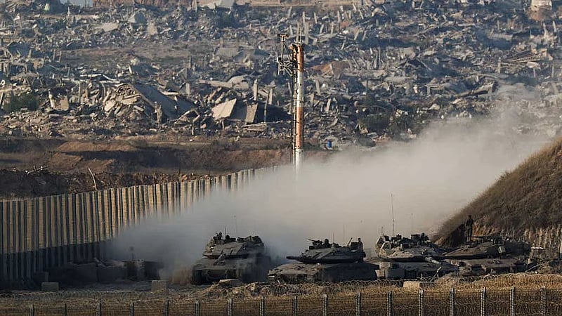 Israeli tanks close in on Gaza City, Trump to chair meeting