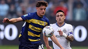 Liverpool sign Italian defender Leoni from Parma