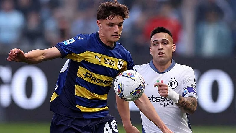 Liverpool sign Italian defender Leoni from Parma