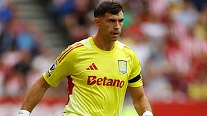 Man United weigh shock late move for Aston Villa goalkeeper Emi Martinez