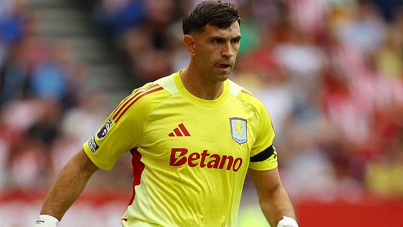 Man United weigh shock late move for Aston Villa goalkeeper Emi Martinez