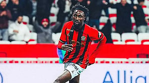 Villa sign forward Guessand from Nice