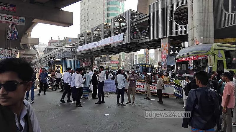 Road blockade in Farmgate after Tejgaon College student Sakib dies following clash