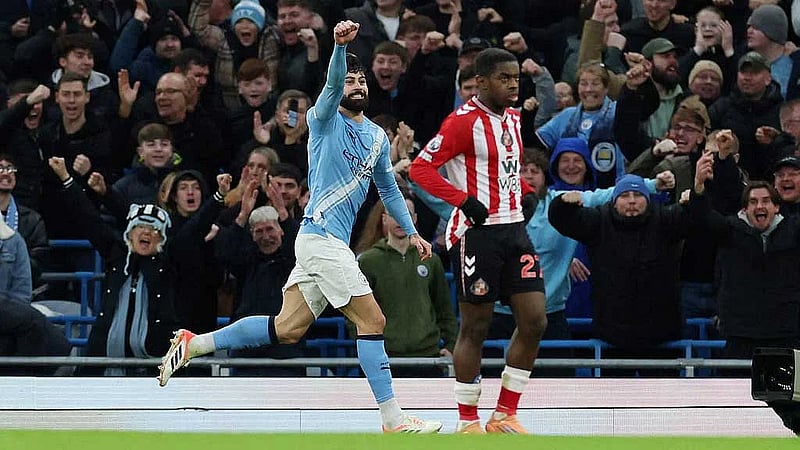 Manchester City narrow gap in table with dominant win over Sunderland