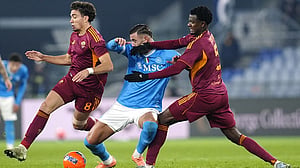Napoli thwart Roma's bid to reclaim top spot with 1-0 away win