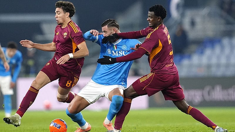 Napoli thwart Roma's bid to reclaim top spot with 1-0 away win