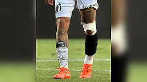 Neymar to undergo knee surgery after helping Santos avoid the drop