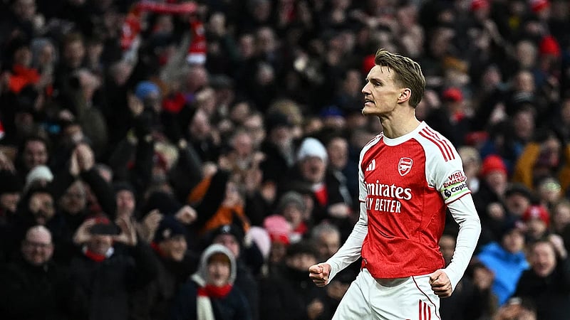 Odegaard back on target as Arsenal reclaim top spot