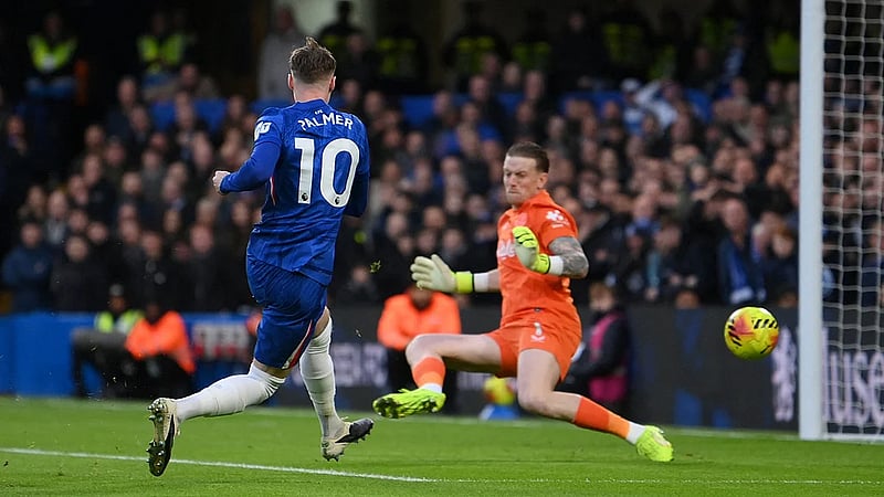 Chelsea return to top four with 2-0 home win over Everton