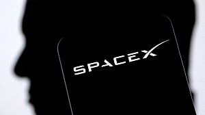 SpaceX insider share sale sets $800 billion valuation amid possible IPO, letter shows