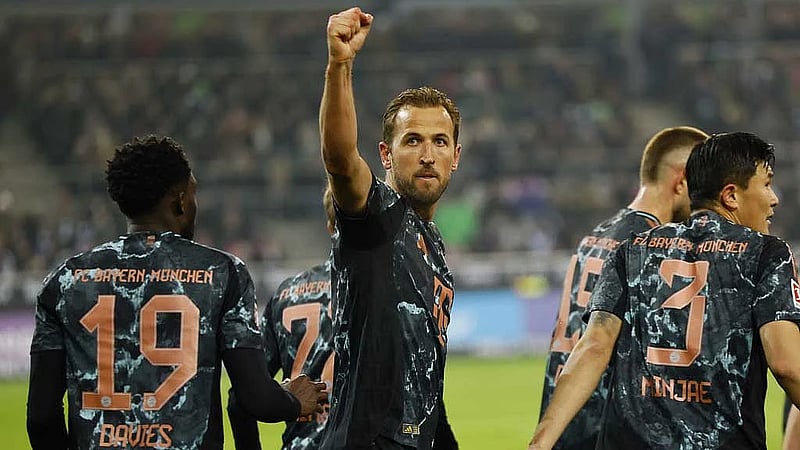 Top scorer Kane's penalty gives leaders Bayern 1-0 win at Gladbach