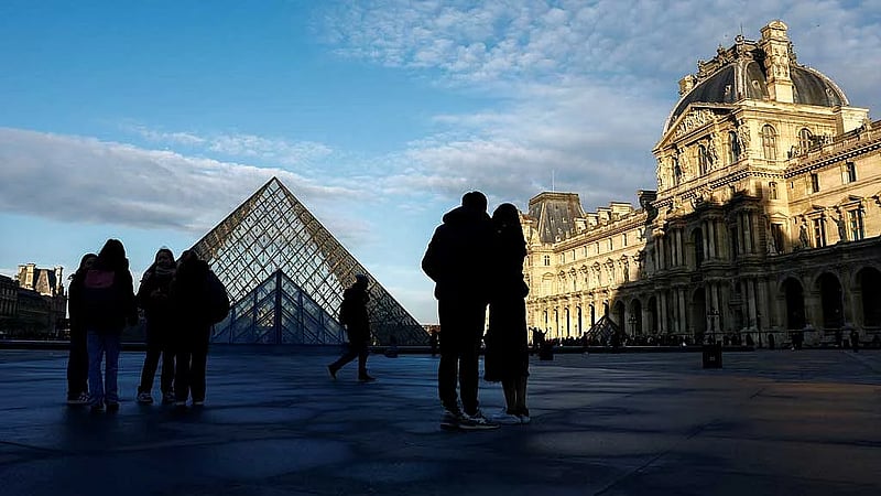 Paris' Louvre museum, in dire state, cries for help