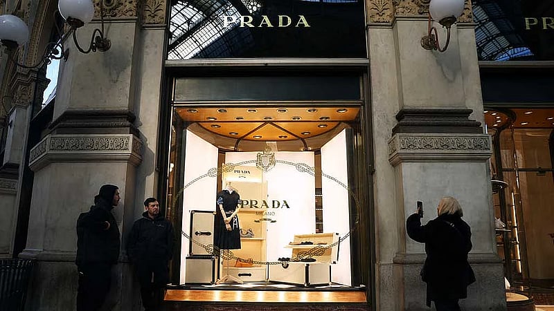 Prada among suitors for Versace, newspaper reports