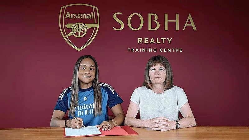 Arsenal smash record to make Smith first women's million-pound signing