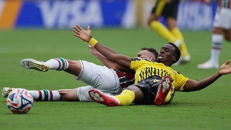 Chelsea agree deal to sign English winger Gittens from Dortmund