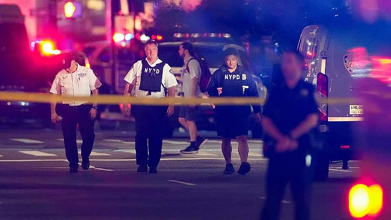 Mass shooting at Manhattan skyscraper leaves 5 dead, including gunman