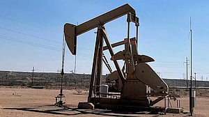 Oil falls on signs of weak US demand ahead of key jobs report