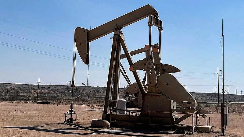 Oil falls on signs of weak US demand ahead of key jobs report