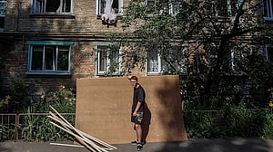 Russia bombards Kyiv before 'frank' talks with US and aid pledges