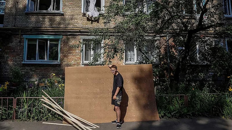 Russia bombards Kyiv before 'frank' talks with US and aid pledges