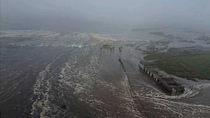 Tsunami waves reach Hawaii after huge quake rattles Russia's Far East