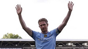 De Bruyne joins Italian champions Napoli after Man City exit