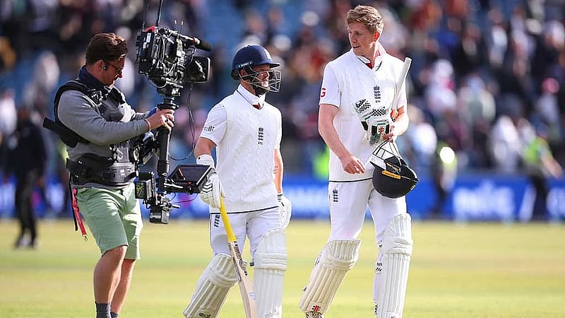 Another India lower-order collapse gives England hope of dramatic Test win
