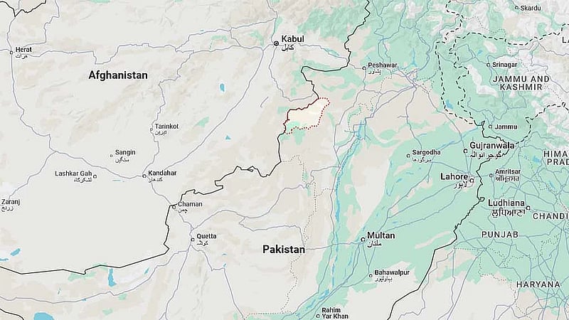 Suicide bombing kills 13 Pakistani soldiers near Afghan border, army says