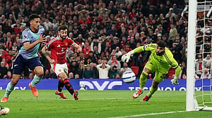Arsenal title hopes hit again with 1-1 draw at Man United