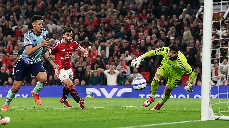 Arsenal title hopes hit again with 1-1 draw at Man United