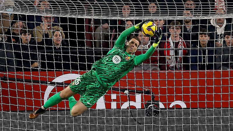 Flick backs keeper Szczesny as key player for Barcelona