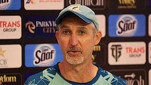 Former Pakistan coach Gillespie labels successor Javed a 'clown'