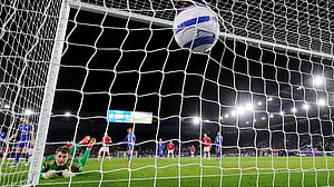 Manchester United win 3-0 at struggling Leicester