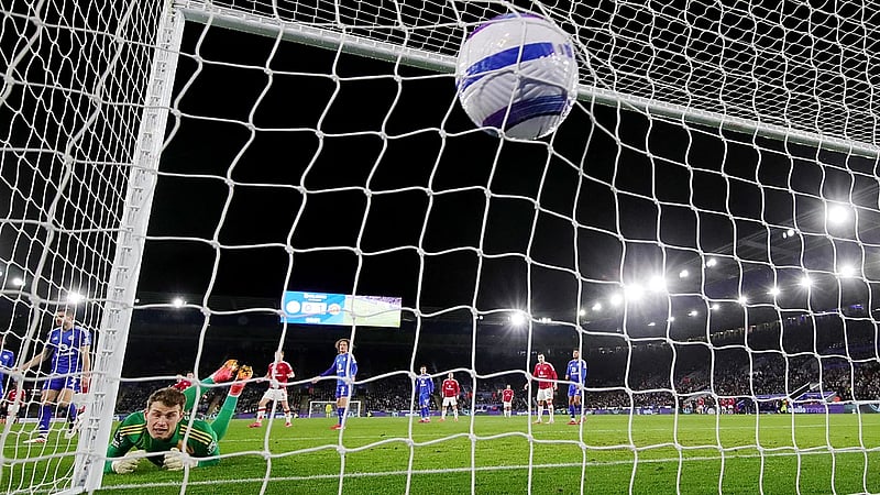 Manchester United win 3-0 at struggling Leicester
