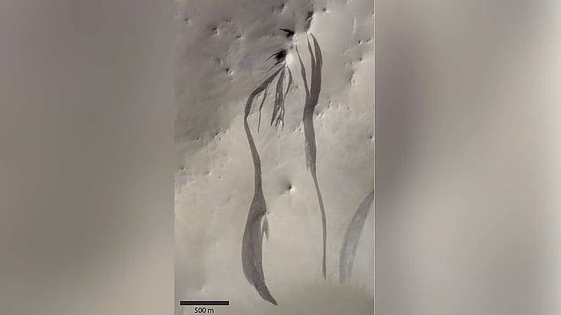 Study casts doubt on water flows as cause of streaks on Martian slopes