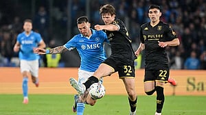 Napoli’s title hopes shaken by late Genoa equaliser as Inter close in