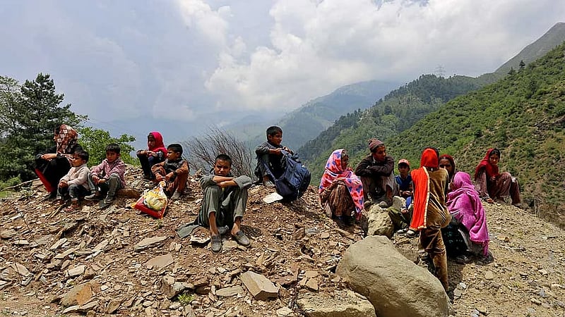 Villagers evacuated from line of fire along India-Pakistan border fear going back