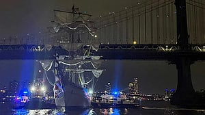Mexican Navy tall ship crashes into Brooklyn Bridge, killing 2
