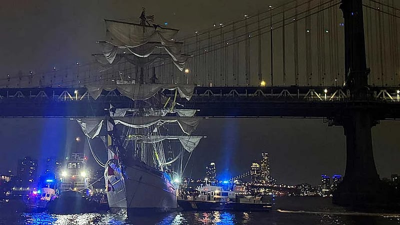 Mexican Navy tall ship crashes into Brooklyn Bridge, killing 2